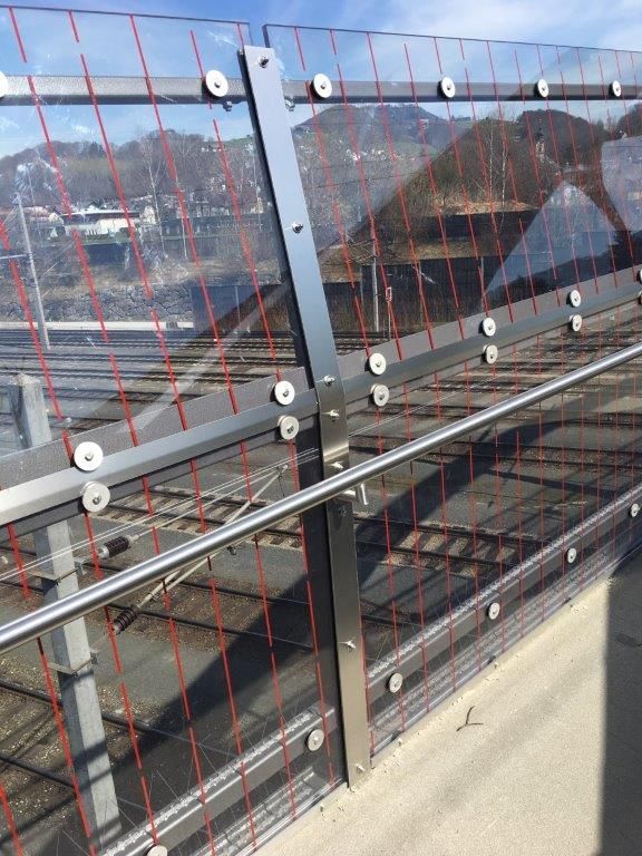 BVH-Bahnbrücke - Eichstrasse Salzburg - Produkt PC UV 15 mm mit roten Siebdruckstreifen