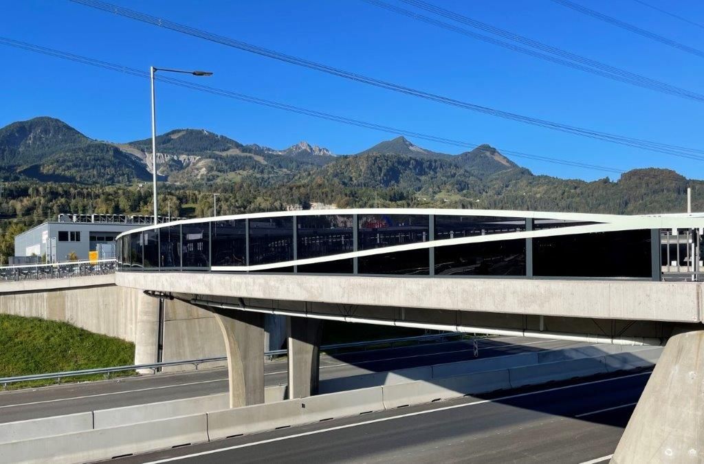 BVH-Autobahnbrücke - Bürs - Sicherheitsverglasung- Produkt PC 12 mm Colorado 133 grau transparent und Colorado 5717 dark grey gedeckt