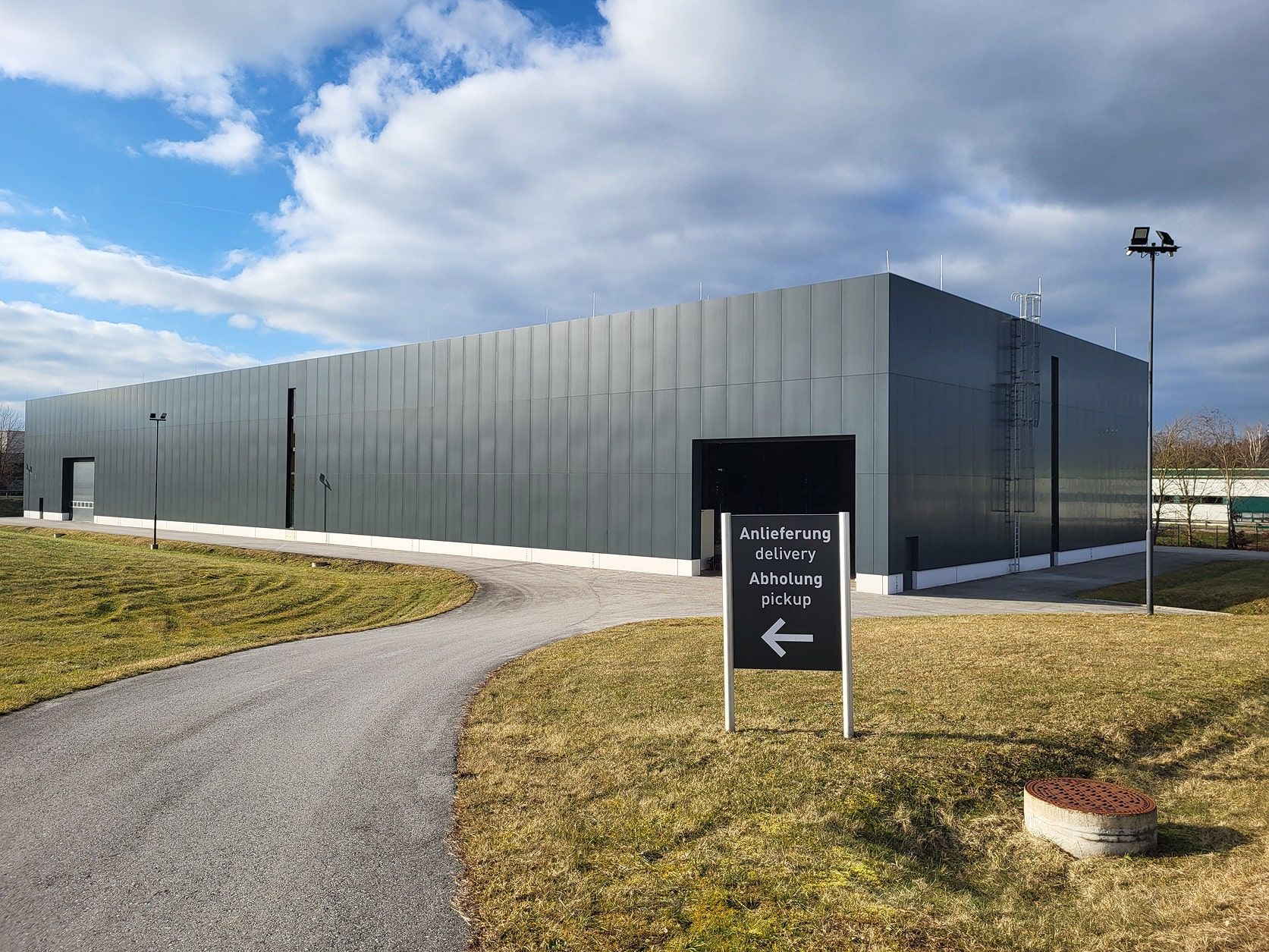 BVH-Vordermaier- Lamprechtshausen – Produkt Aluverbund 4 mm FR – Menge 3300 m2 Dekore anthrazit